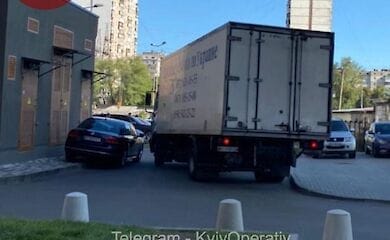 В Киеве грузовик разбил пять машин на парковке