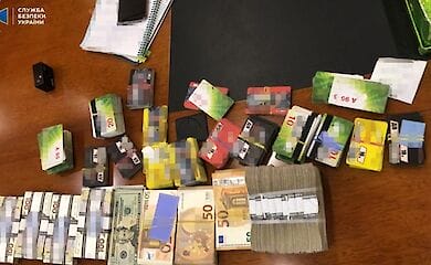 Під час обшуку у менеджерів УЗ СБУ було вилучено готівку і чорнову бухгалтерію