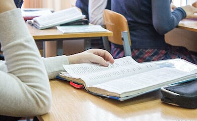 Учитель ударил школьницу книгой по голове