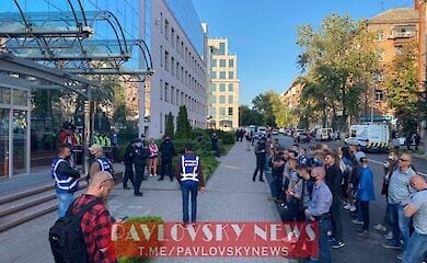 Националисты устроили акцию под телеканалами 112 и ZIK
