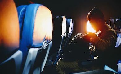 Британец, находившийся в состоянии алкогольного опьянения, откусил ухо пассажиру самолета