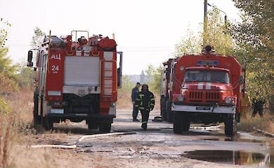 Продолжается тушение пожара на стихийной свалке в Дарницком районе