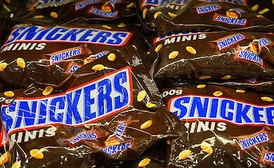 Тепер від Snickers можна отримати страхову виплату в розмірі від 2 до 50 батончиків