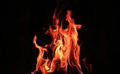 В Киеве патрульные эвакуировали жителей дома и самостоятельно ликвидировали пожар