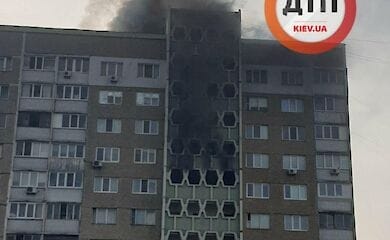 В Киеве на Троещине горит многоэтажный дом