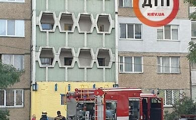 В Киеве на Троещине горит многоэтажный дом