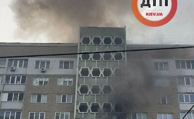 В Киеве на Троещине горит многоэтажный дом