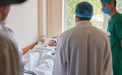 Президент Володимир Зеленський відвідав у лікарні В'ячеслава Золочtвського - 20-річного курсанта, якому вдалося вижити після катастрофи літака під Харковом