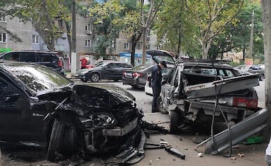 В Одессе лихач на "мерсе" въехал в припаркованные авто
