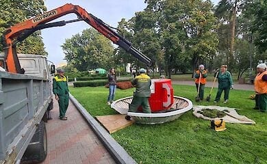 В одном из парков Киева появилась огромная чашка из сказки про "Алису в Стране чудес"