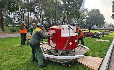 В одном из парков Киева появилась огромная чашка из сказки про "Алису в Стране чудес"