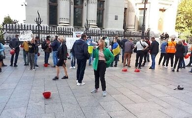 Под Офис Президента пришли криворожские шахтеры. Их коллеги почти месяц бастуют под землей