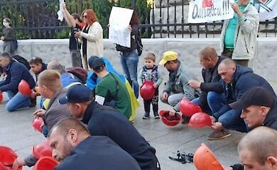 Под Офис Президента пришли криворожские шахтеры. Их коллеги почти месяц бастуют под землей