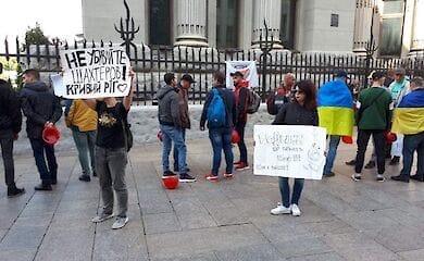 Под Офис Президента пришли криворожские шахтеры. Их коллеги почти месяц бастуют под землей