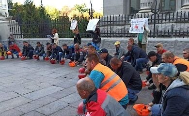 Под Офис Президента пришли криворожские шахтеры. Их коллеги почти месяц бастуют под землей