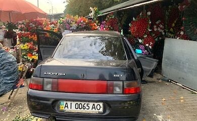 В Киеве вблизи Байкового кладбища авто влетело в торговые ряды с венками: есть пострадавшие