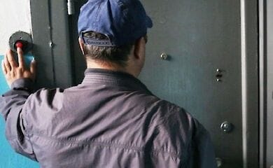 В Киеве аферисты под видом коммунальщиков проникают в квартиру