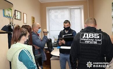 В Чернигове полиция задержала иностранца за развращение несовершеннолетних девушек