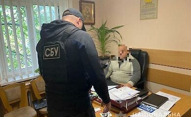В столице поймали на взятке двух чиновников