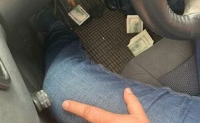В столице поймали на взятке двух чиновников