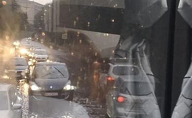 Во Львове водители заметили странного пешехода без одежды