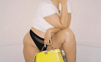 Плюс-сайз-модель поделилась снимками в белье из ванной и была раскритикована 