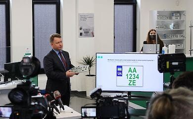 В Украине у электрокаров будут особые номерные знаки