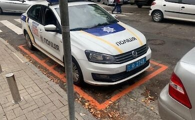 В Киеве патрульное авто припарковалось на "месте для любителей штрафов"