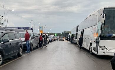 В Закарпатской области на границе с Венгрией образовались огромные очереди 
