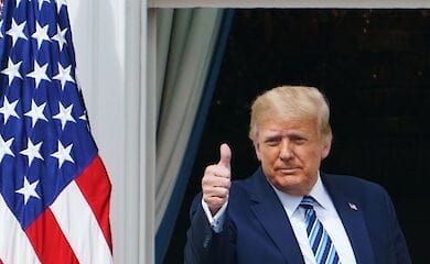 Президент США Дональд Трамп, який перехворів коронавірусом, більше не заразний