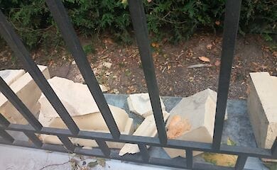 В Мариинском парке в центре Киева отвалилась часть забора