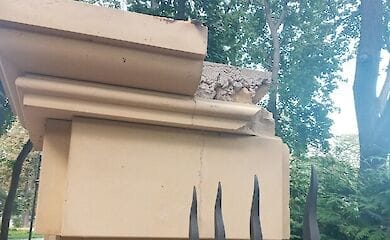 В Мариинском парке в центре Киева отвалилась часть забора