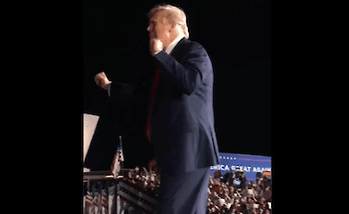 Дональд Трамп зустрівся з виборцями і станцював перед ними танець