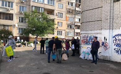 Как жителям дома на Позняках спасатели возвращали личные вещи | Фото kiev.vgorode.ua