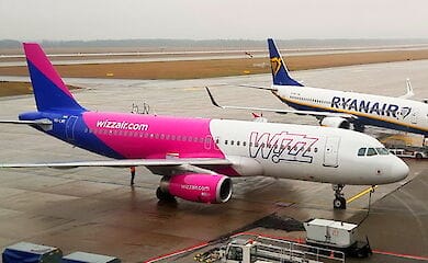 Авіакоманіі на найближчі місяці скасували більшу частину рейсів через падіння попиту на квитки