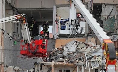 В одной из квартир на Позняках выявили огнестрельное оружие, боеприпасы и взрывоопасные жидкости