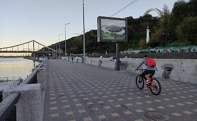 Тротуар на Набережном шоссе оградили бетонными блоками