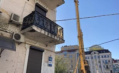 Старинный дом в центре Киева пошел трещинами. Жители винят соседнюю стойку