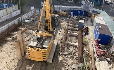 Старинный дом в центре Киева пошел трещинами. Жители винят соседнюю стойку