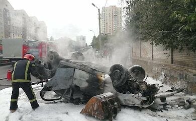 В Киеве из-за серьезного ДТП загорелся автомобиль