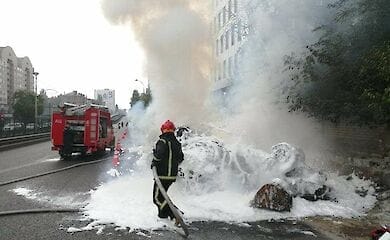 В Киеве из-за серьезного ДТП загорелся автомобиль