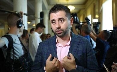 Глава фракції Слуга народу Давид Арахамія заявив, що ЗСУ мають працювати на контрактній основі