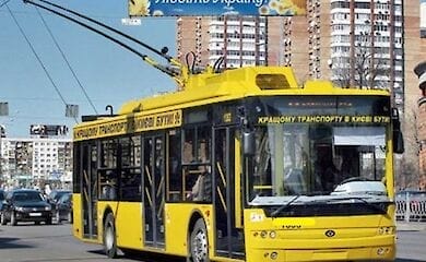В Киеве обстреляли троллейбус