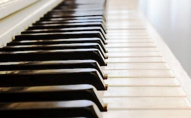 Продажа музыкальных инструментов и оборудования в colorsound