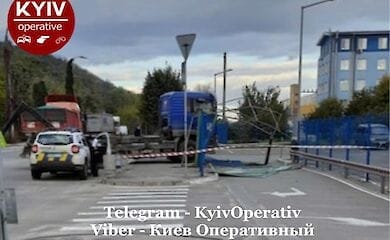 У Києві у вантажівки відмовили гальма, вона знесла зупинку