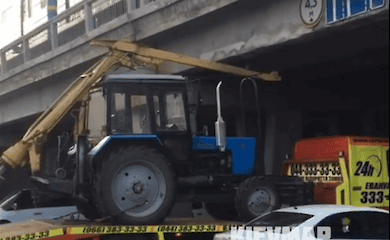 У столиці трактор пошкодив міст