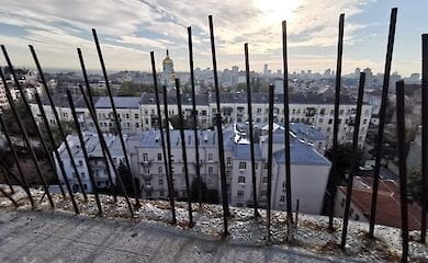 С новостройки в центре столицы демонтируют "незаконные" этажи