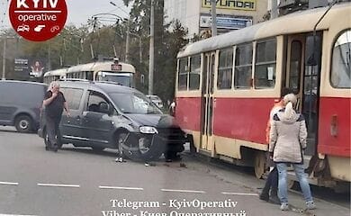 На Троещине на ходу загорелся грузовик: видео