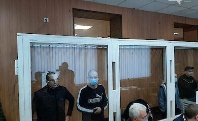 В суде во время заседания семеро заключенных вскрыли себе вены