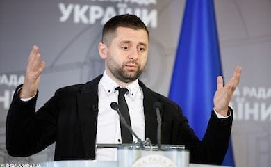 Глава фракции "Слуга народа" Давид Арахамия заявил, что за ним следят